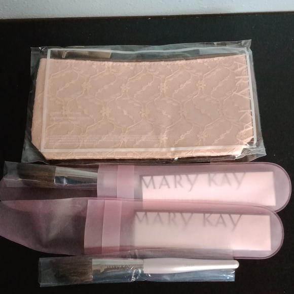 NIP Mary Kay Lot 2 Cheek Brushes